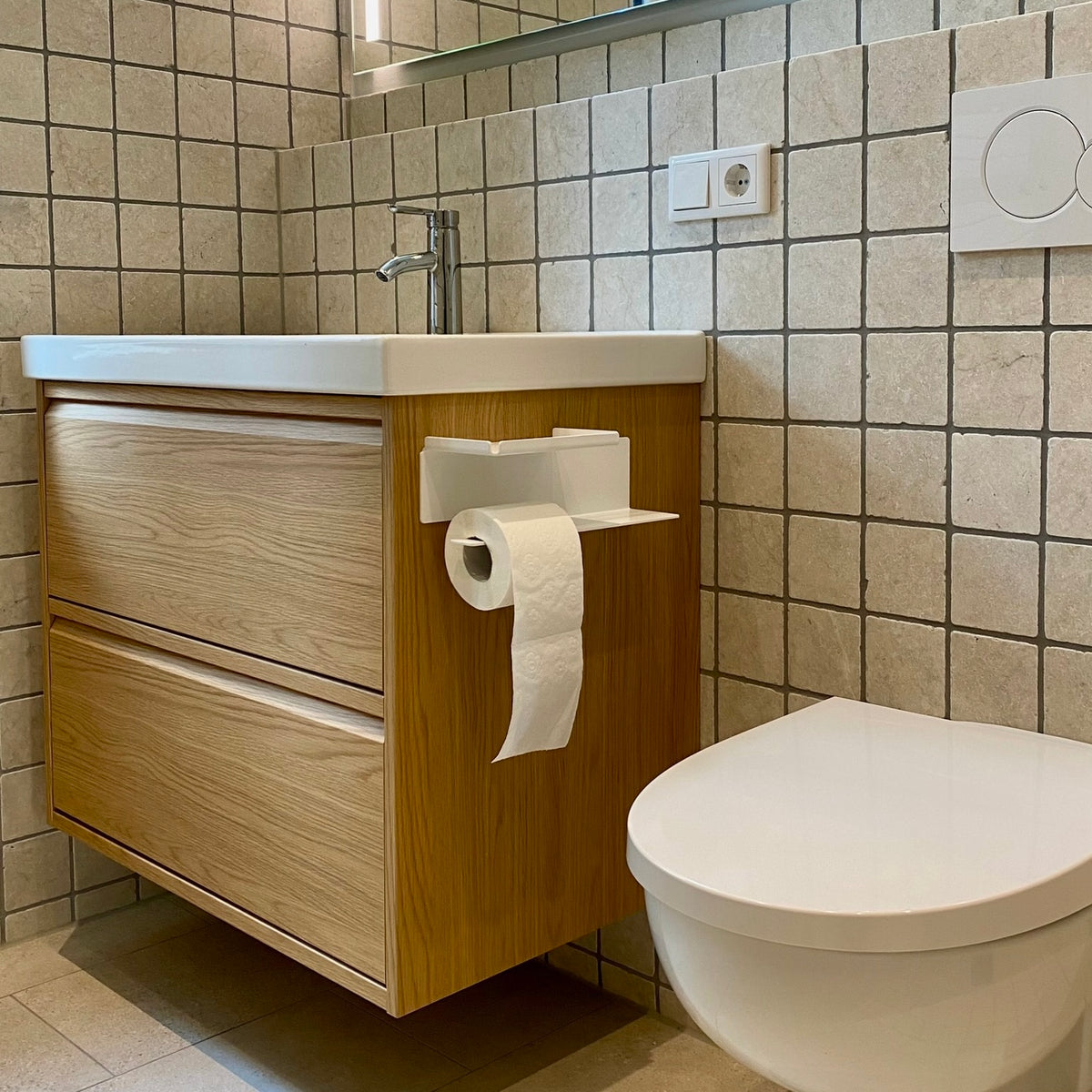 Roll & Scroll – WC-Papierhalter mit Ablage, Rolle rechts